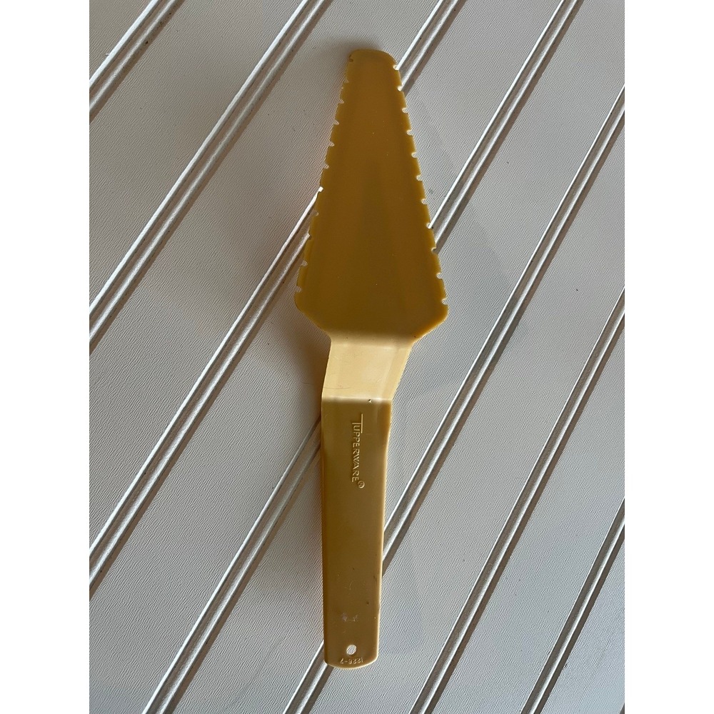 Vintage Tupperware 1229-7 Harvest Gold Cake Pie Server Serrated Slice Lifter